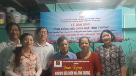 Bàn giao 4 công trình sửa chữa nhà tình thương cho hộ nghèo