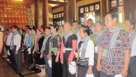 Đoàn đại biểu già làng, trưởng bản tiêu biểu các tỉnh biên giới phía Bắc dâng hương đền Bến Dược