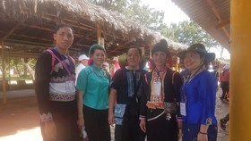 Đoàn đại biểu già làng, trưởng bản tiêu biểu các tỉnh biên giới phía Bắc tham quan biển Vũng Tàu