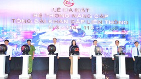 Các đồng chí lãnh đạo thực hiện nghi thức ra mắt hệ thống nâng cấp tổng đài khẩn cấp liên thông 113, 114, 115. Ảnh: VIỆT DŨNG