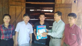 Nhà báo Trần Văn Phong trao 46 triệu đồng cho em Ma Văn Hiệu