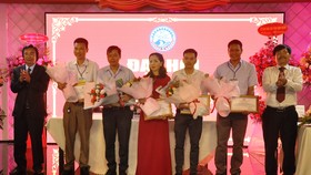 Các lãnh đạo tỉnh tặng hoa chúc mừng Đại hội.