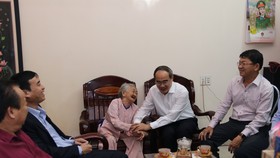 Lãnh đạo TPHCM làm việc, tặng quà tết tại Quảng Nam và Đà Nẵng