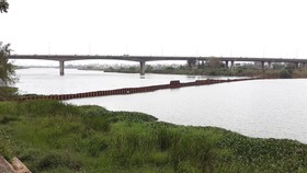 Đà Nẵng khẩn trương dựng đập ngăn mặn thứ 2 trên sông Cẩm Lệ