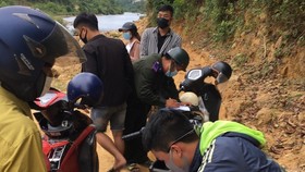 Xử phạt hàng chục người trốn chốt kiểm soát để lên núi dã ngoại