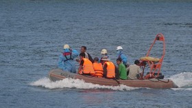 Cứu 13 ngư dân thoát chết trên vùng biển Đà Nẵng