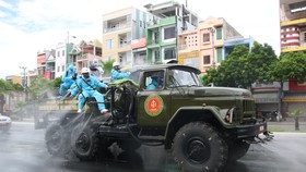 Lực lượng quân đội phun khử khuẩn trên tuyến đường Ngô Quyền. Ảnh: NGUYỄN CƯỜNG