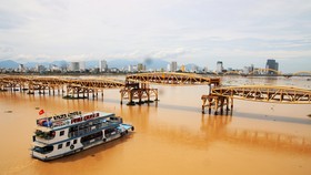 Người dân Đà Nẵng hào hứng xem cầu Nguyễn Văn Trỗi nâng nhịp