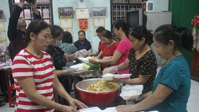 Tổ chức nấu nhiều suất ăn, đưa đến hỗ trợ người dân vùng lũ Quảng Trị