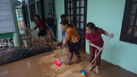 Tất bật dọn rửa bùn non để đón học sinh đến trường sau lũ