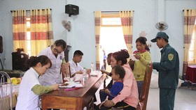 Cấp phát thuốc miễn phí cho người dân địa phương