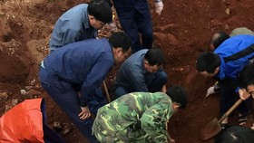Lực lượng chức năng cất bốc hài cốt liệt sĩ