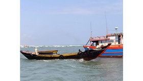 Cứu hộ thành công tàu cá cùng 10 ngư dân gặp nạn trên biển