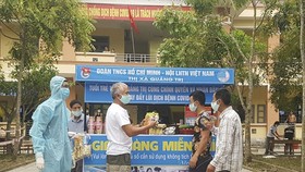 Mọi người đều được nhận miễn phí các nhu yếu phẩm tại gian hàng