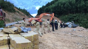 Lực lượng chức năng cùng phối hợp vận chuyển số thuốc nổ ra ngoài