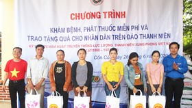 Tặng quà cho người dân huyện đảo Cồn Cỏ.
