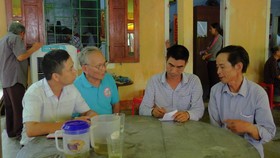 Chính quyền địa phương cùng người dân đến chia buồn và động viên gia đình nạn nhân