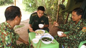 Bữa cơm tại chốt chặn nơi biên giới