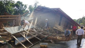Quảng Trị: Hướng Việt tan hoang sau lũ, 2 lần thả hàng cứu trợ khẩn cấp bằng trực thăng