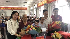Đảng ủy Khối Dân – Chính – Đảng TPHCM thăm và tặng quà cho người dân tại Hậu Giang