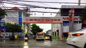 Triều cường tràn ngập nhiều tuyến đường ở Cần Thơ