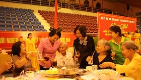 Lãnh đạo quận 1 dùng bữa cơm ngày cuối năm cùng người dân khó khăn
