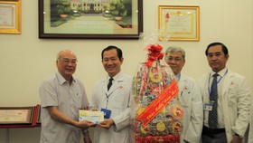 Lãnh đạo TPHCM thăm, chúc tết bà con Quận 5 và Bệnh viện Nhân dân 115