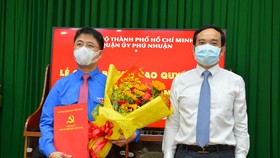 Phó Bí thư Thường trực Thành ủy Trần Lưu Quang trao quyết định bổ nhiệm đồng chí Phạm Hồng Sơn giữ chức Bí thư Quận ủy quận Phú Nhuận, nhiệm kỳ 2015-2020. Ảnh: VIỆT DŨNG