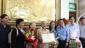 Đồng chí Nguyễn Thị Lệ thăm các cụ cao tuổi ở huyện Nhà Bè, quận 7
