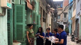 Phường 10 quận 5 hỗ trợ người dân làm thủ tục hành chính tại nhà