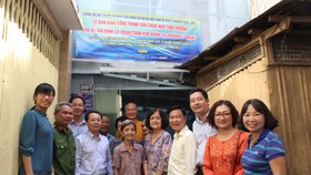 Quận 5 tặng máy may, xe máy, sửa nhà cho các hộ khó khăn