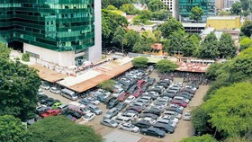 Khu đất 8 - 12 Lê Duẩn (TPHCM) được định giá rẻ bán cho các nhà đầu tư. Ảnh: HOÀNG HÙNG