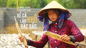 Làng chài Phước Hải tất bật xẻ cá làm khô đặc sản