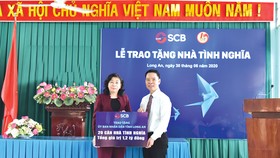 Ông Đinh Văn Thành - Chủ tịch HĐQT SCB trao bảng tượng trưng trao 20 căn nhà tình nghĩa tại Long An