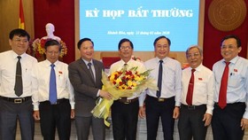 Ông Nguyễn Tấn Tuân (giữa) được bầu làm Chủ tịch UBND tỉnh Khánh Hòa