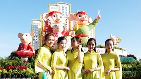 Độc đáo linh vật gia đình nhà chuột đi hội bài chòi ở Quy Nhơn