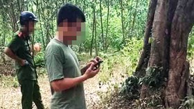 Cảnh sát phục bắt nghi phạm giết người trốn trong rừng