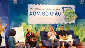 Giao lưu ra mắt tác phẩm đồng thoại Xóm bờ giậu của nhà văn Trần Đức Tiến ra mắt tại Hà Nội năm 2018. Ảnh: PHÙNG HÀ
