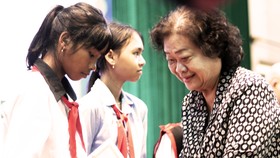 Trao học bổng Vừ A Dính cho học sinh nghèo vượt khó học giỏi