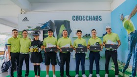 adidas Golf gửi tặng giày CODECHAOS cho các khách mời