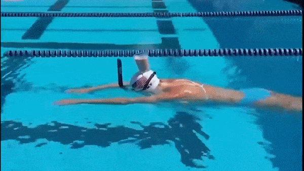 Nữ kình ngư Katie Ledecky trổ tài bơi với ly sữa trên đầu
