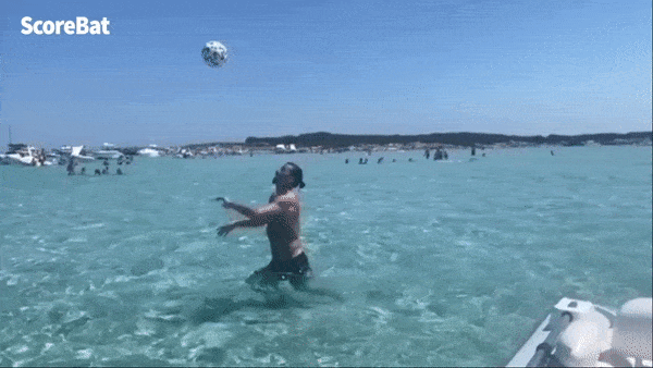 Zlatan Ibrahimovic cà khịa CĐV Anh trên trang Instargram bằng cú ngã bàn đèn papinade