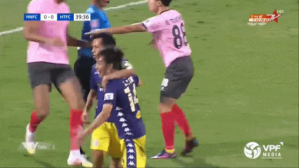 Hà Nội - Hà Tĩnh 1-0: Quang Hải mờ nhạt, Văn Quyết tỏa sáng