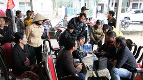 Các cơ quan chức năng lấy thông tin từ gia đình chủ tàu bị nạn. Ảnh: Báo Quảng Nam