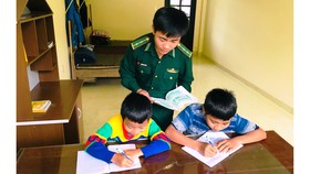 “Cha nuôi” mang quân hàm xanh
