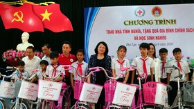 Phó Chủ tịch nước Đặng Thị Ngọc Thịnh thăm, tặng quà cho các em học sinh, hộ nghèo huyện Đại Lộc, Quảng Nam