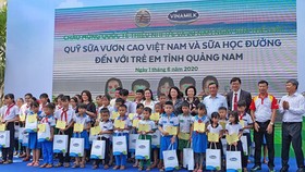 Hơn 33.000 trẻ em miền núi Quảng Nam được uống sữa tại trường