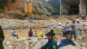 Trong hôm nay 31-10, đưa toàn bộ công nhân nhà máy thủy điện Đăk Mi 2 ra ngoài