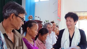 Tặng quà người dân Quảng Nam bị ảnh hưởng bão, lũ