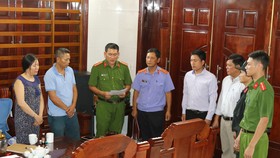 Cơ quan công an đọc lệnh bắt các đối tượng cộm cán trong đường dây đánh bạc hơn 1.000 tỷ đồng